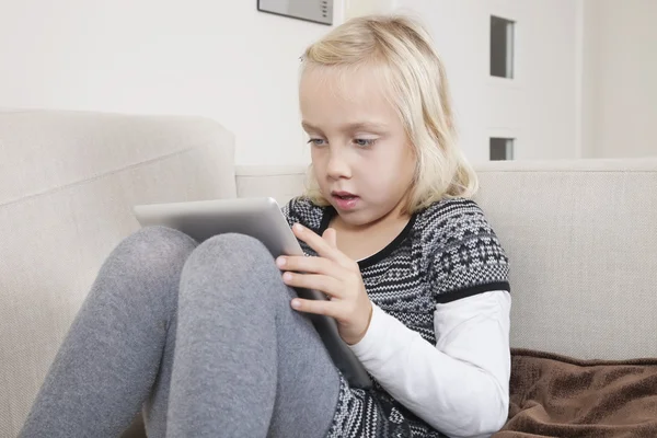 Junges Mädchen mit digitalem Tablet — Stockfoto