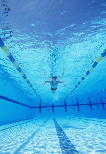 Nuotatore maschio in piscina — Foto Stock