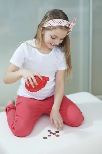 Menina com banco porquinho — Fotografia de Stock