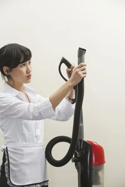 Housekeeper holding vacuum cleaner — Stock Photo, Image