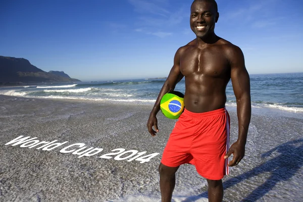 Homem de pé na praia com uma bola . — Fotografia de Stock