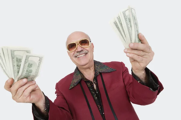 Hombre mayor mostrando billetes estadounidenses — Foto de Stock