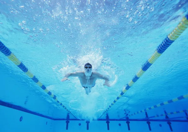 Schwimmer schwimmt im Pool — Stockfoto