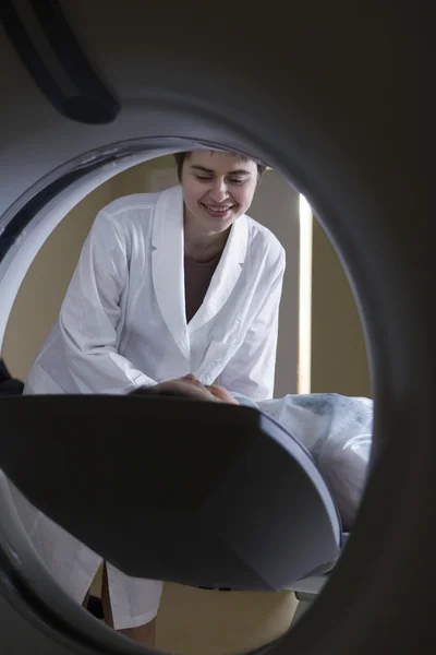 Woman and CAT scan machine — Stock Photo, Image