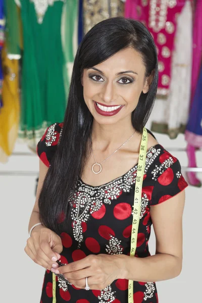 Ινδική θηλυκό tailor, χαμογελά — Φωτογραφία Αρχείου