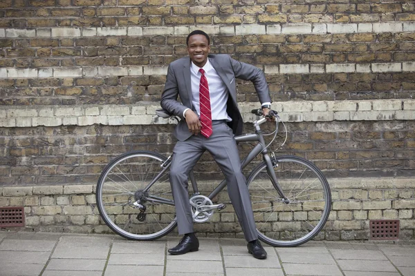 Jovem empresário com bicicleta — Fotografia de Stock