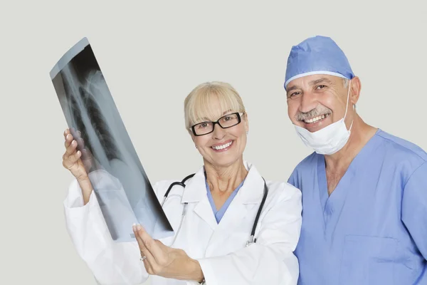 Medische collega's met radiografie — Stockfoto