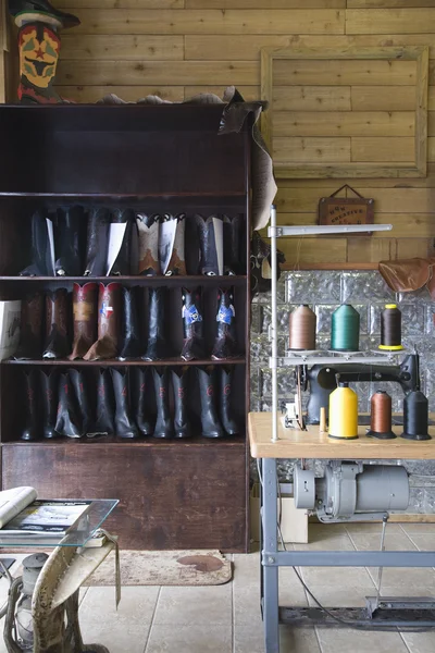伝統的な靴屋のワーク ショップ — ストック写真