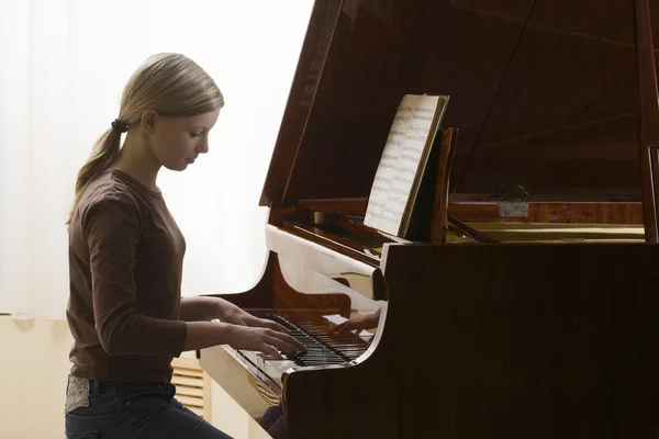Dívka hrát na klavír — Stock fotografie
