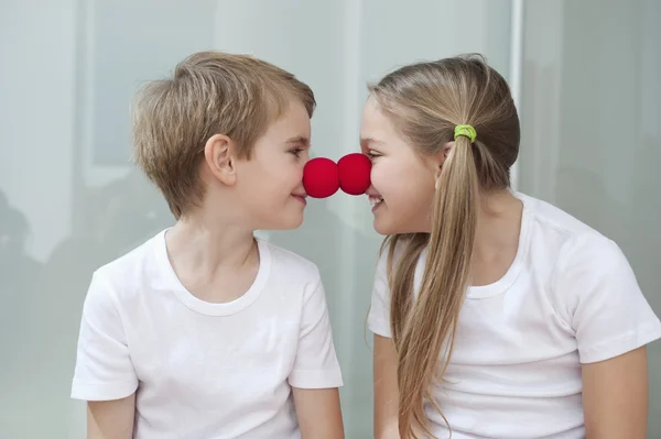 Kinderen dragen clown neus — Stockfoto