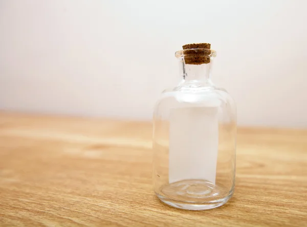 Стеклянная бутылка с запиской внутри — стоковое фото