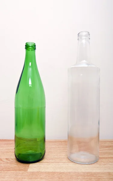 Botella de vidrio verde y botella de vidrio transparente —  Fotos de Stock