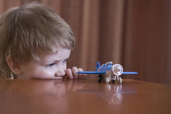 Chico jugando con juguete avión — Foto de Stock