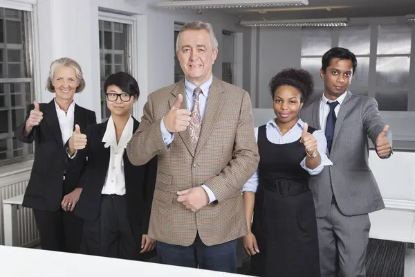 Grupo empresarial multiétnico polegar para cima — Fotografia de Stock