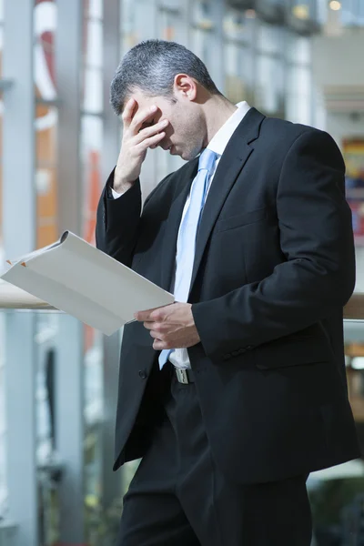 Business man reads document — Stock Photo, Image