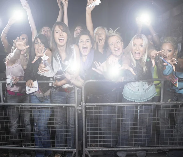 Abanicos femeninos gritando y animando — Foto de Stock