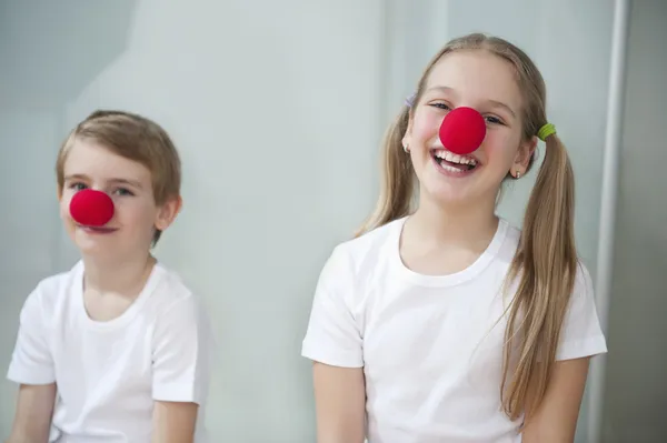 孩子们穿着小丑鼻子 — 图库照片