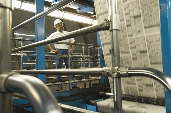 Homme sur l'usine de journaux — Photo