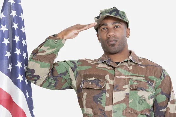 Soldado del Cuerpo de Infantería de Marina saludando bandera estadounidense — Foto de Stock