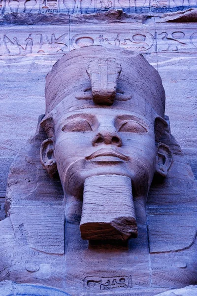 Skulptur auf dem großen Tempel der Ramses ii abu simbel — Stockfoto