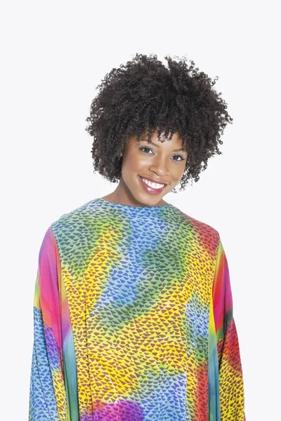 African american vrouw in veelkleurige dashiki — Stockfoto