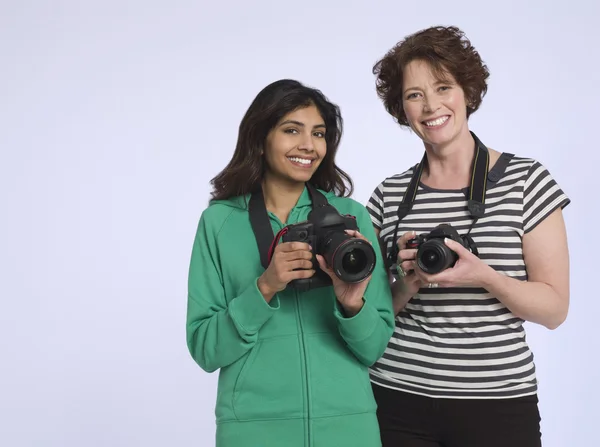 Twee vrouwen houden van digitale camera 's — Stockfoto