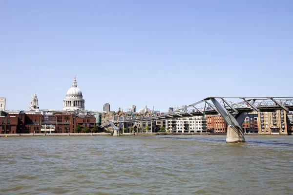 Millennium bridge, floden Themsen — Stockfoto