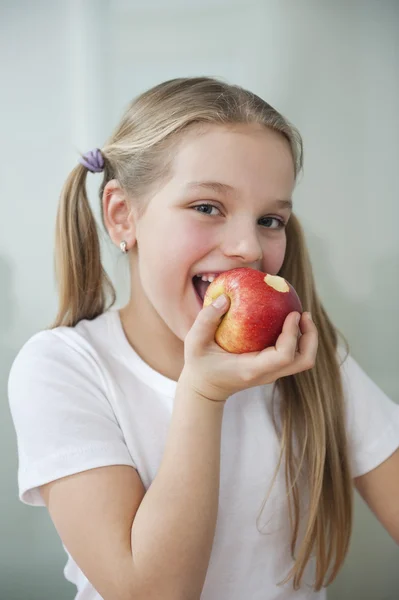 女の子の食用リンゴ — ストック写真