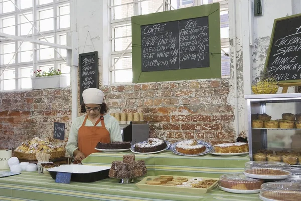 Catering assistant in service area of canteen — Stock Photo, Image