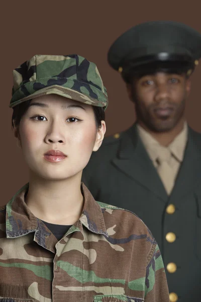 Marinekorps-Soldat mit stehendem Offizier — Stockfoto