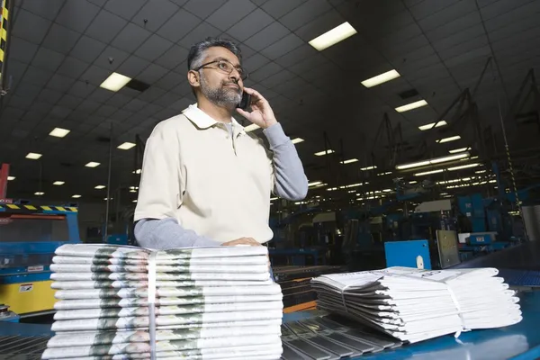 Man använder telefon — Stockfoto