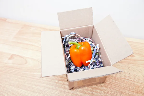 Oranje paprika verpakt in een doos — Stockfoto