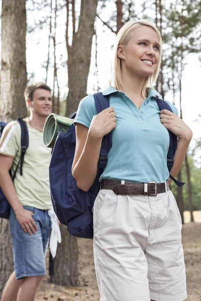 Woman with man hiking in forest — Stock Photo, Image