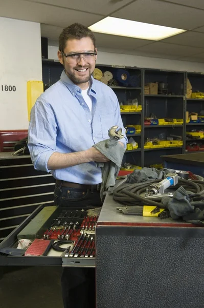 Man in werkplaats met gereedschap — Stockfoto