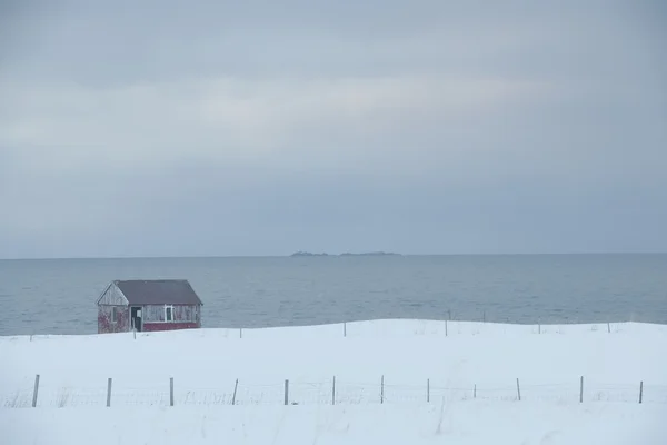 Remote house in coastal landscape — Stock Photo, Image