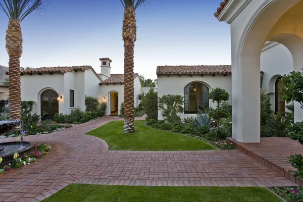 Front yard of house in colonial style — Stock Photo, Image