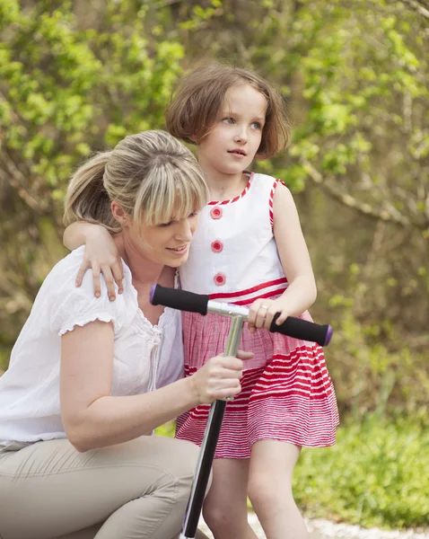 Mor och dotter kram — Stockfoto