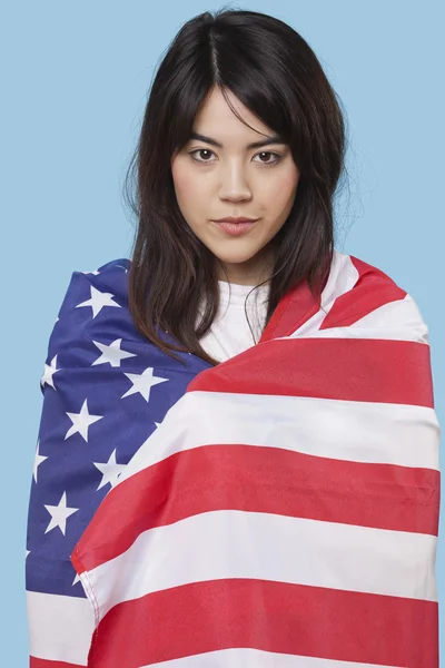Mulher envolta em bandeira americana — Fotografia de Stock