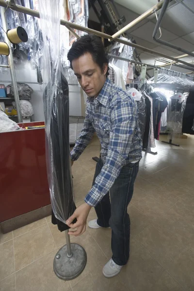 Man working in the laundrette — Stock Photo, Image