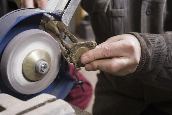 Handwerker, der mit Stein arbeitet — Stockfoto