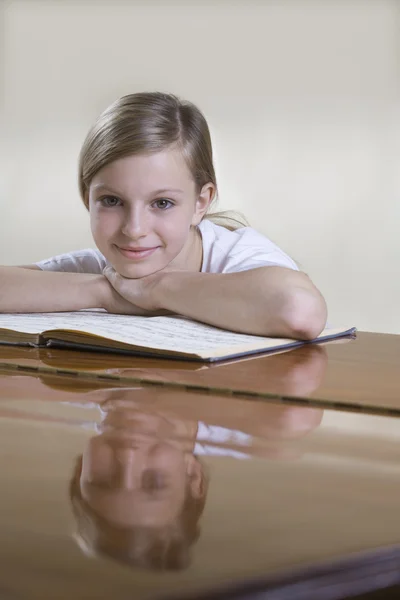 Teenage girl  at piano — Stock Photo, Image