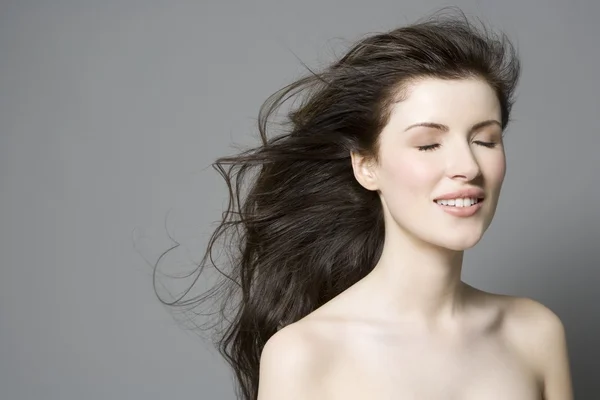 Frau mit langen braunen welligen Haaren — Stockfoto