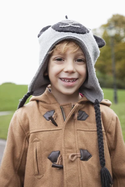 Menino bonito no parque — Fotografia de Stock