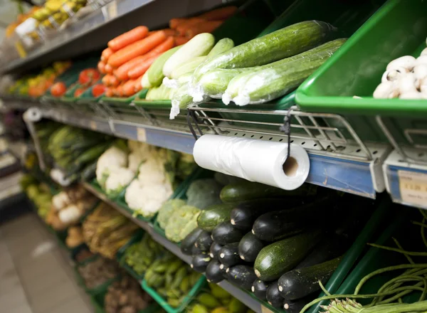 Fresh vegetables in grocery store — Stock Photo, Image