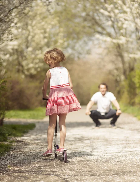 Bambina cavalcando scooter — Foto Stock