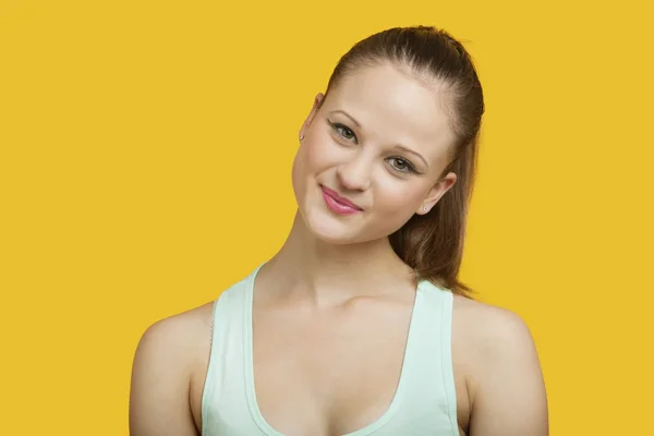 Bela jovem mulher sorrindo — Fotografia de Stock