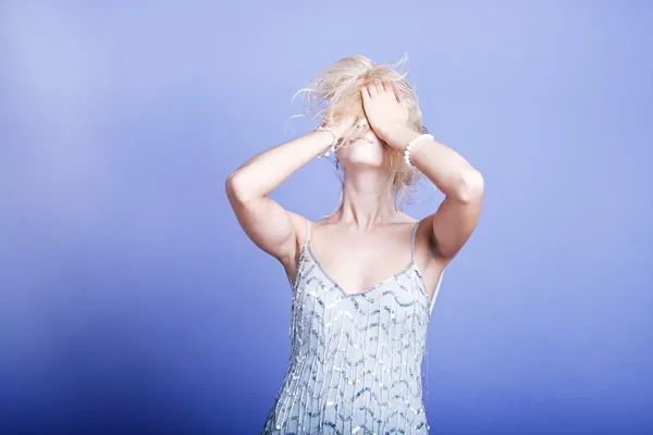 Woman with hands on her head — Stock Photo, Image