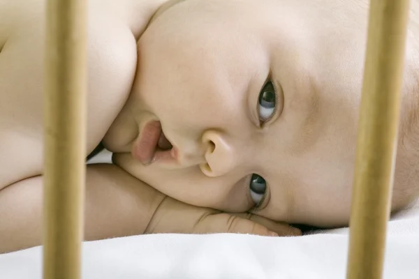 Säugling liegt im Kinderbett — Stockfoto