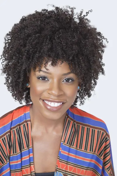 전통적인 착용 미소에 아프리카계 미국인 여자 — 스톡 사진