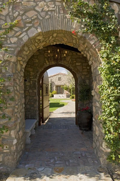 Archway with open gate — Stock Photo, Image